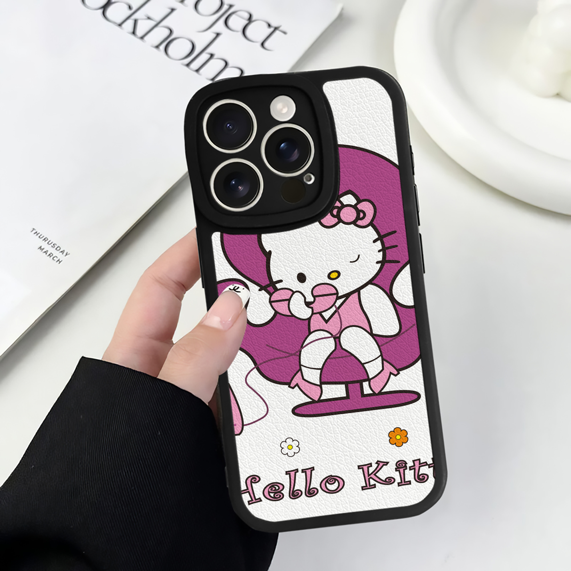 （画像用） Hello Kitty ハローキティ 【iPhone 16シリーズ対応】シリコンスマホケース（レザー調） 材質：シリコン